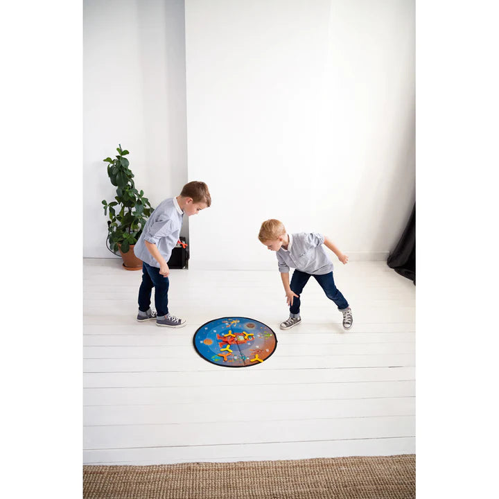 Scratch - Disker Game - Space-Toys-DAM-his unique, original concept is a new addition to the popular Scratch active games. Throw magnetic silicone disks at a round board to achieve the highest possible score. Lay the board on the ground or fix it to the wall. Can be played alone or in a group. The set consists of a round board and 3 disks. The game board handles make this game easy to take along. Guaranteed endless fun, indoors or out! Suitable for children aged 3 and up. Super easy to play and score for ki